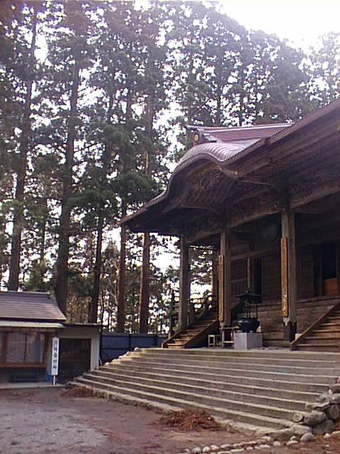 杉木立に囲まれた箟峯寺観音堂と石段