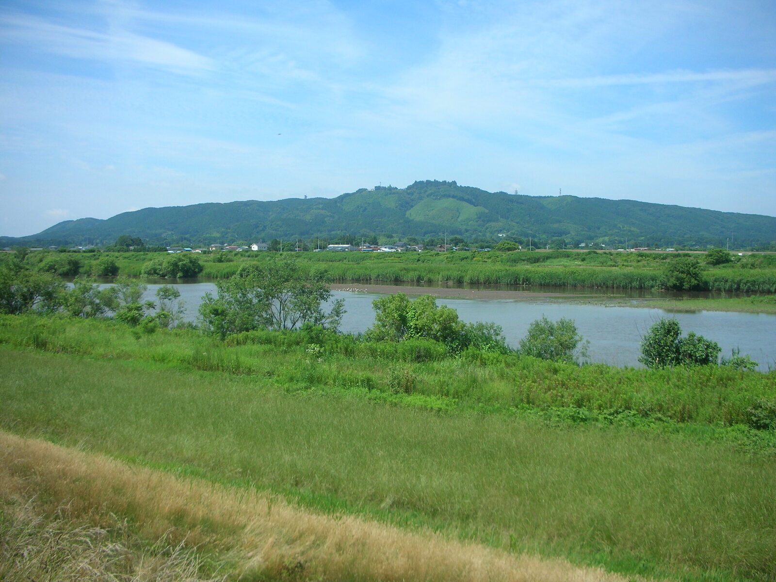 大崎平野から望む箟岳山と箟峯寺の伽藍
