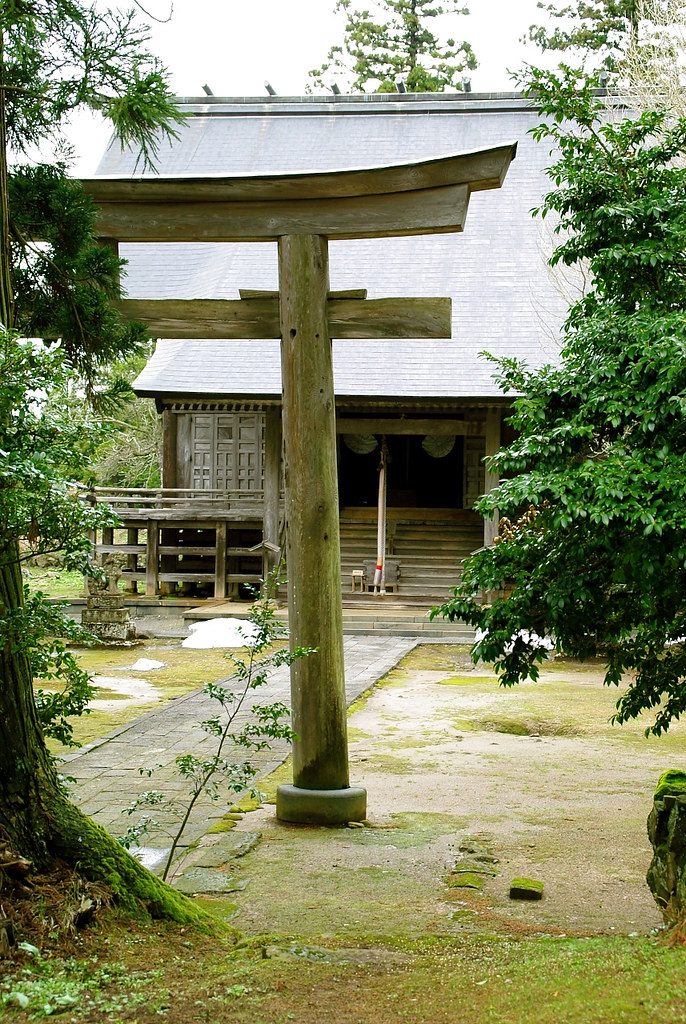 鳥海山大物忌神社蕨岡口ノ宮の鳥居と社殿