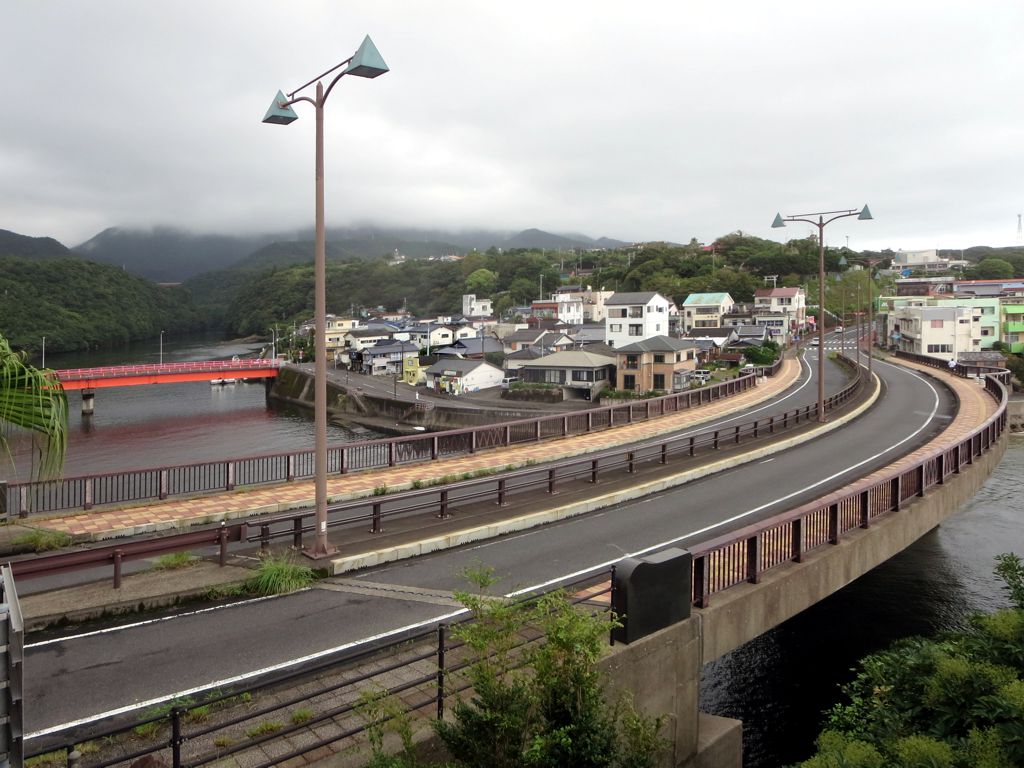 春田浜の玄関口、安房の町並みと安房川に架かる橋