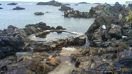 平内海中温泉の岩礁の湯船と海
