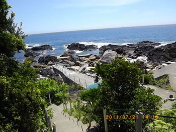 平内海中温泉へ降りる遊歩道と柵、その先に広がる岩礁と海