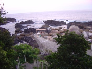 夕暮れの平内海中温泉一帯を上の道から見下ろした景色
