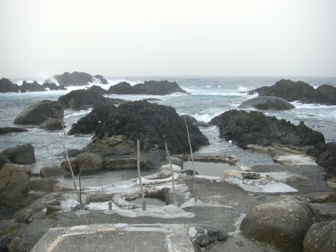 平内海中温泉の岩礁に現れた湯船と海