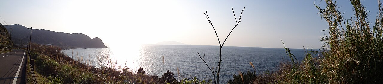 夕方の一湊周辺の海岸線、光を受ける海と沖の島影