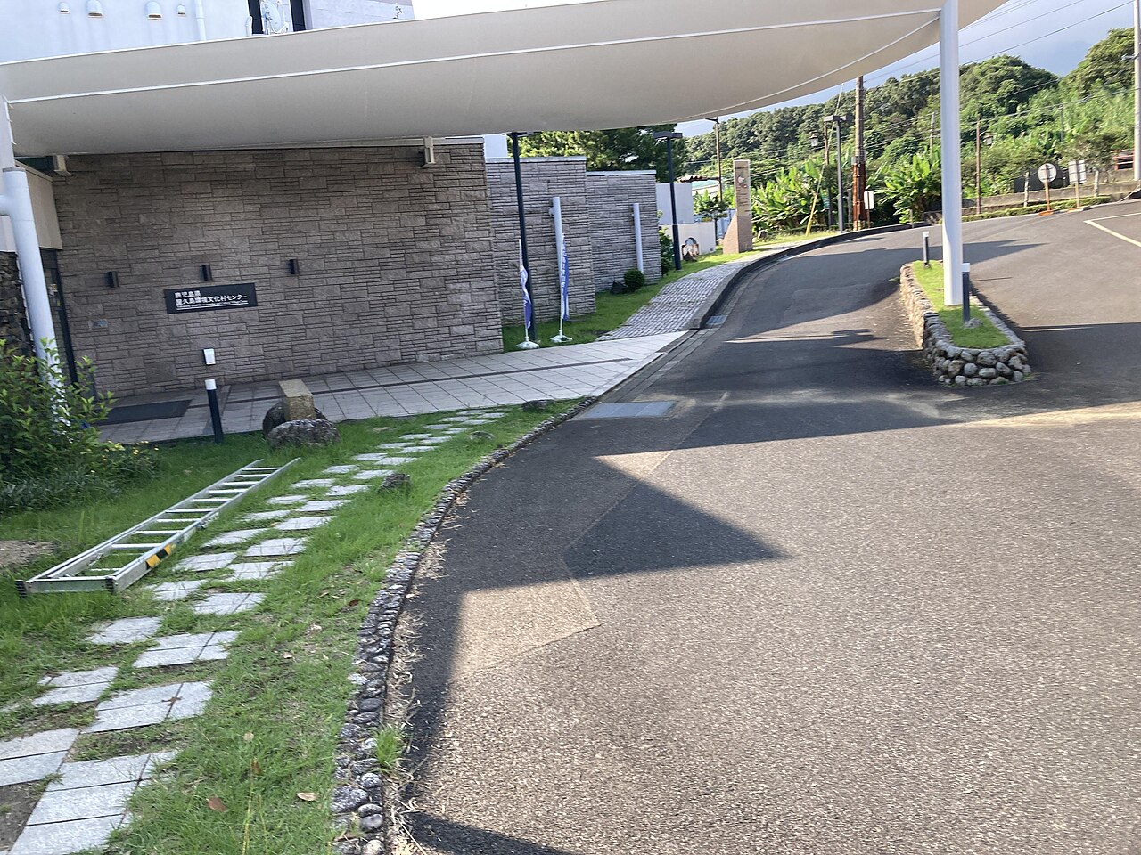 屋久島環境文化村センターの建物脇の外観と白い膜屋根