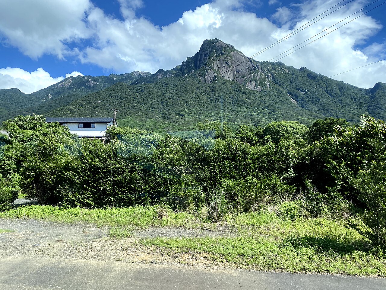 モッチョム岳の鋭く突き出した花崗岩の岩峰