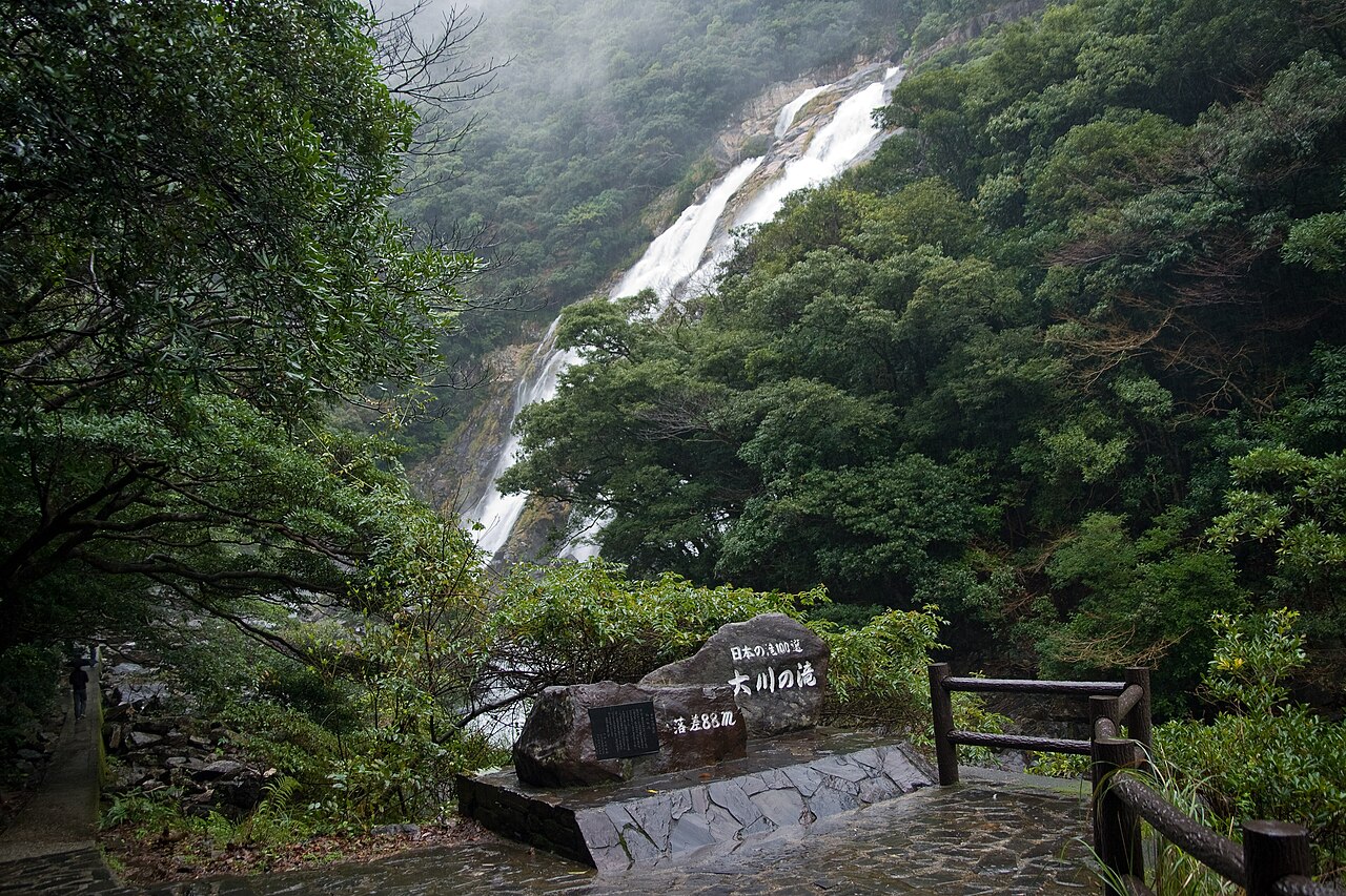 屋久島・大川の滝の水しぶきと渓流