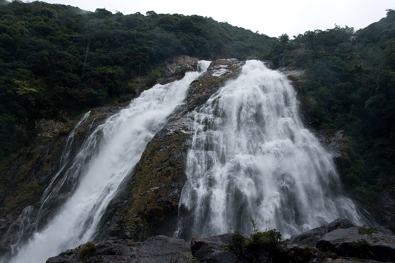 大川の滝の滝壺と水しぶき