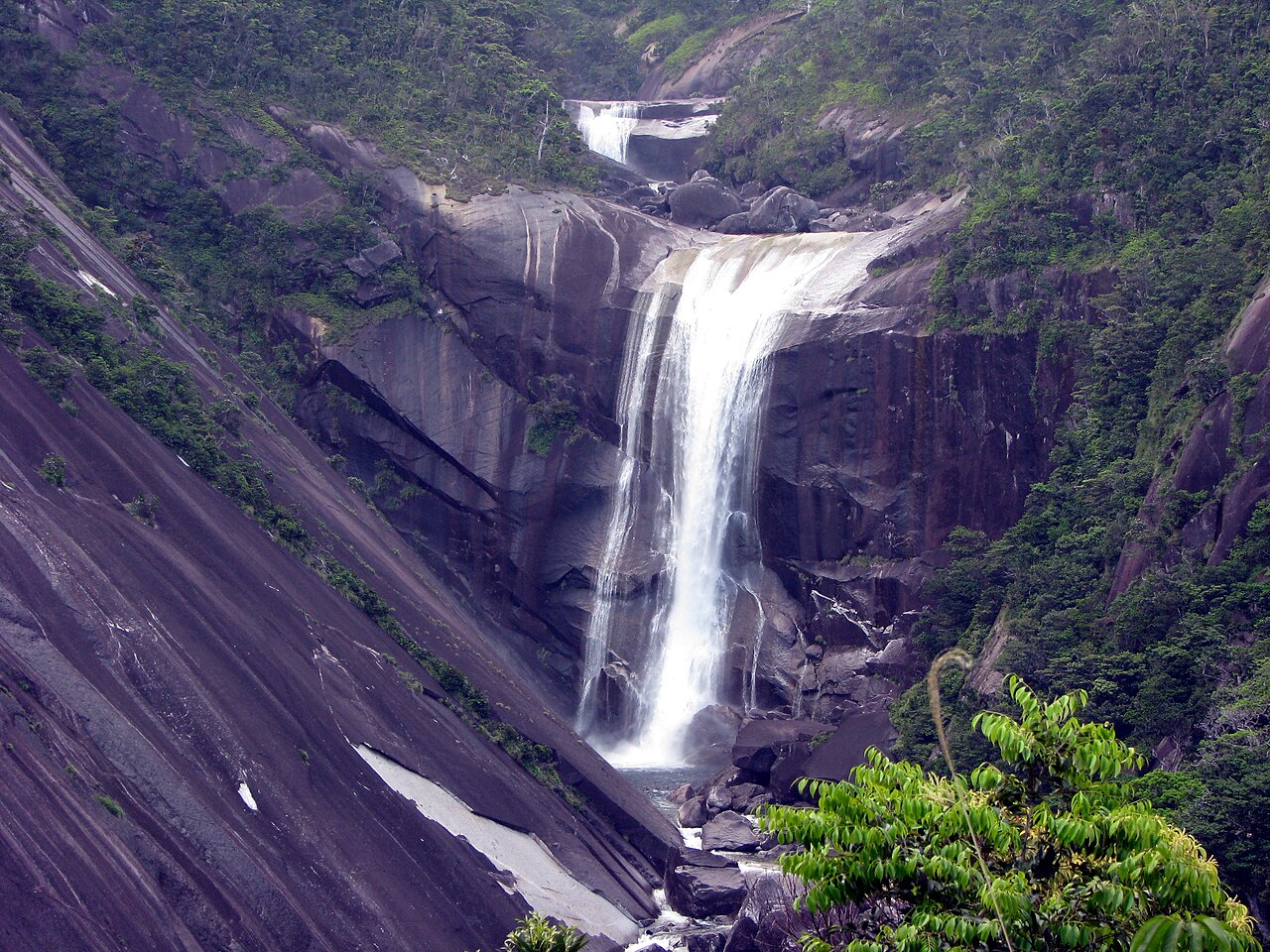 千尋の滝と巨大な花崗岩の一枚岩