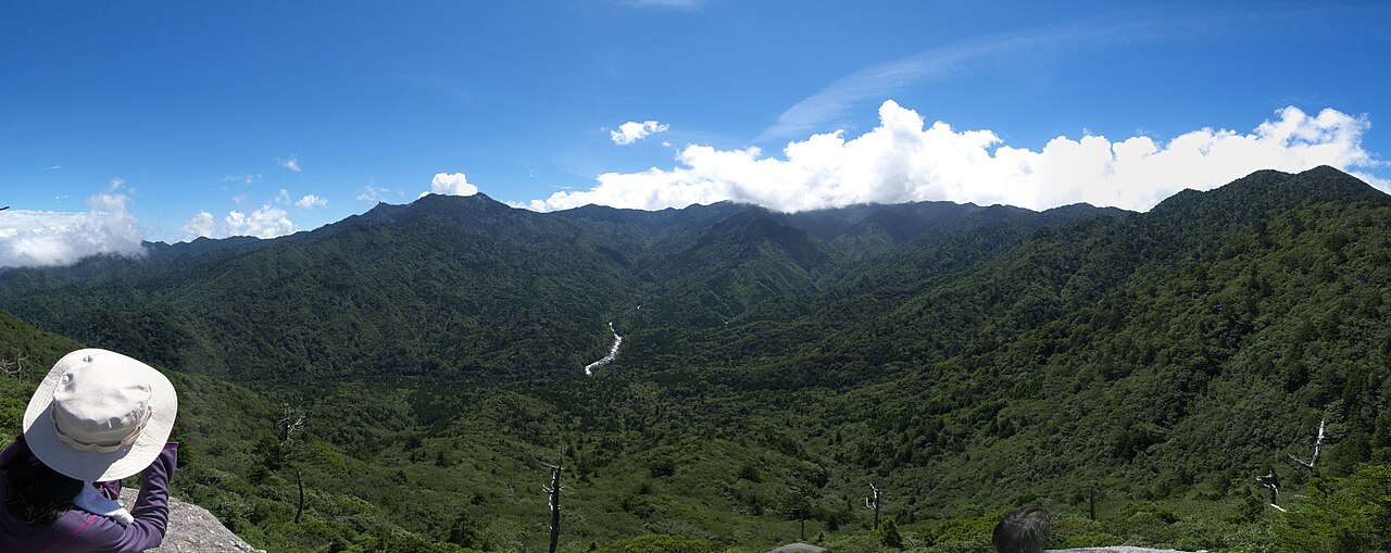 太鼓岩からのパノラマと、景色を眺める登山者の後ろ姿