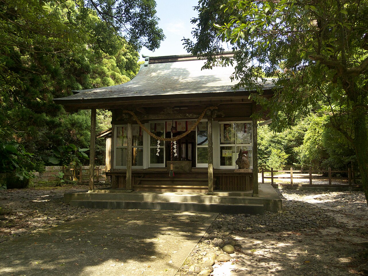 益救神社の拝殿。しめ縄が張られ、両脇に狛犬