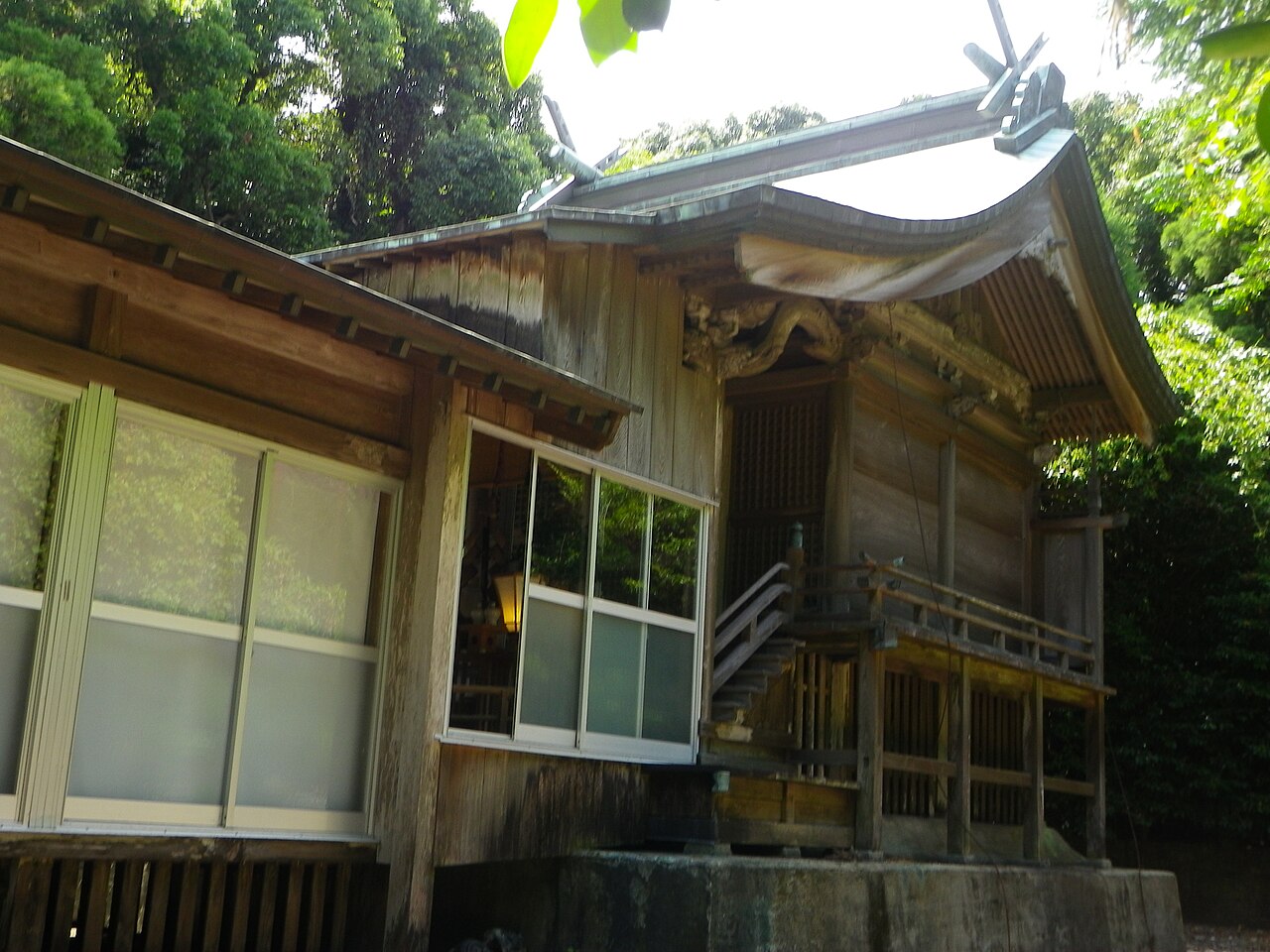 益救神社の本殿。屋根に千木と鰹木が見える