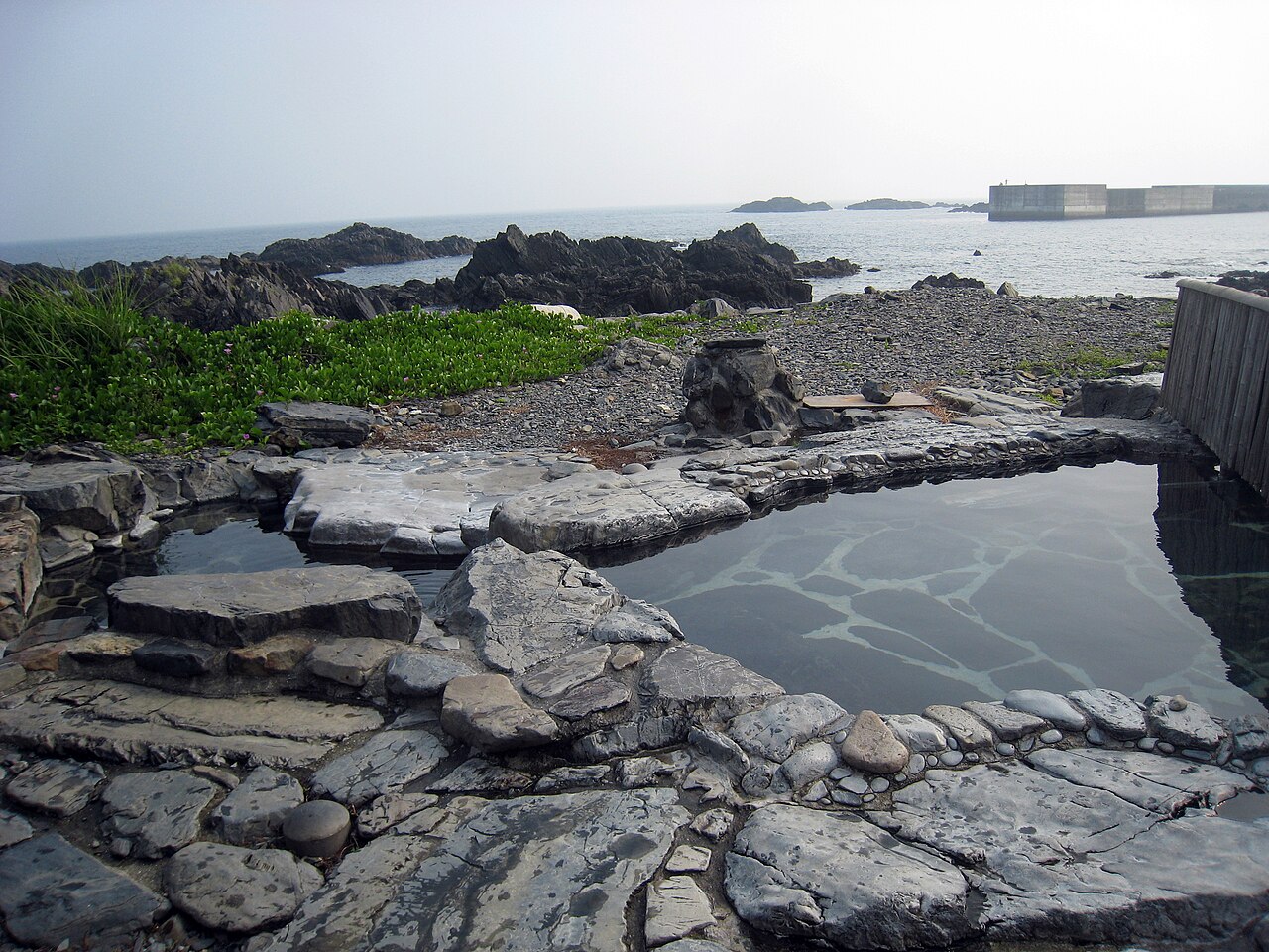 湯泊温泉の海辺の円形の湯船