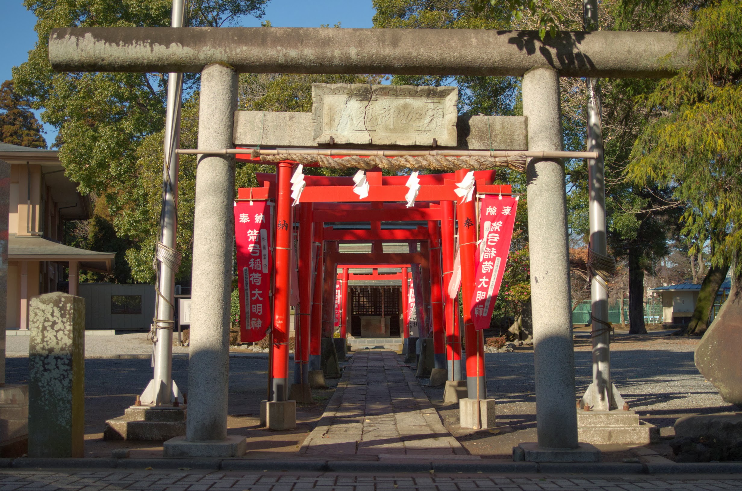 箭弓稲荷神社の宇迦之御魂社に連なる朱塗りの鳥居