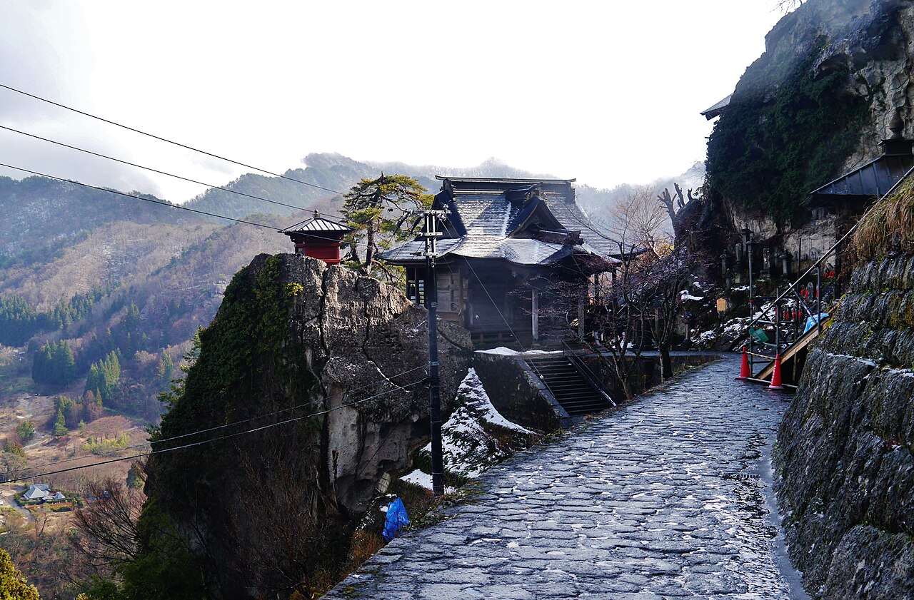 崖の上にせり出す立石寺の納経堂と開山堂