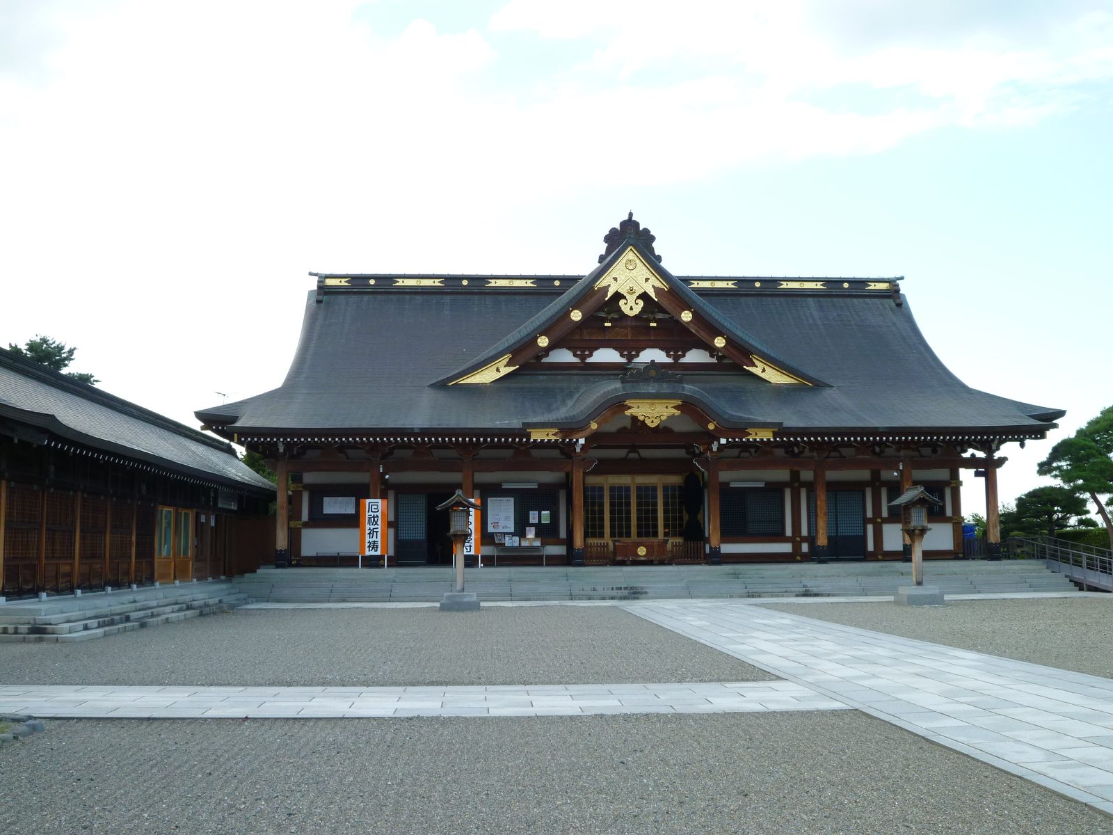 山形県護国神社の拝殿、金色の鳳凰の装飾