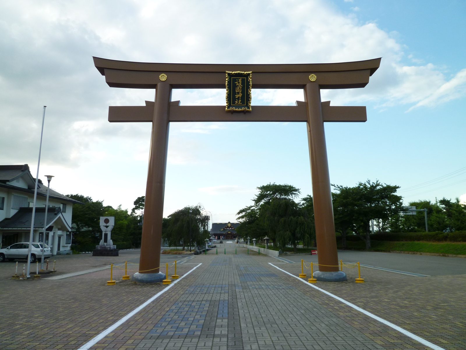 山形県護国神社の大鳥居と参道