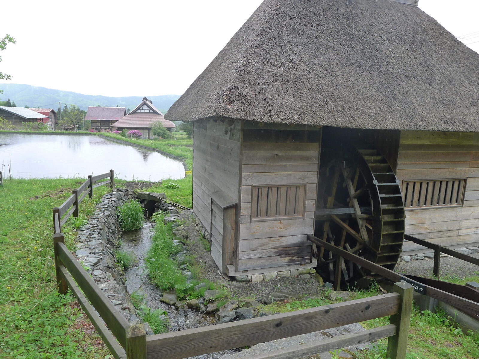 土淵山口集落に現存する茅葺屋根の水車小屋