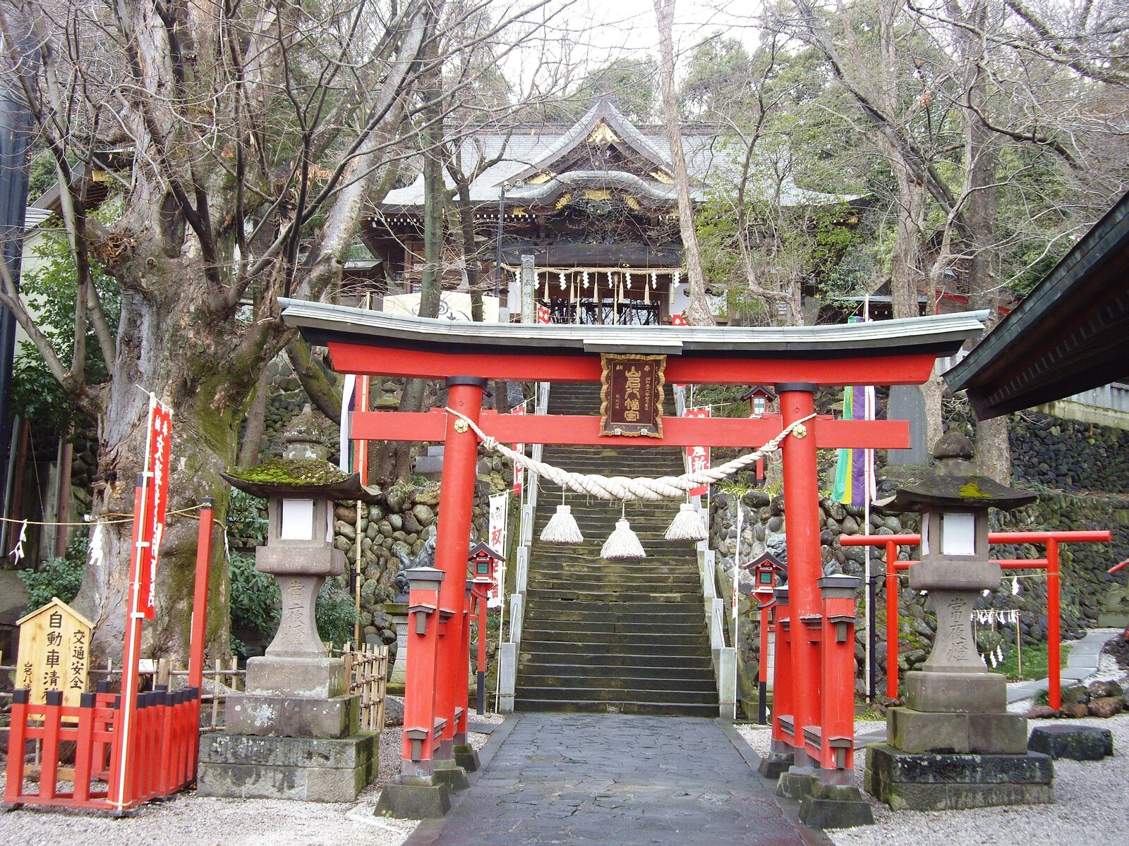 山名八幡宮の朱塗りの鳥居