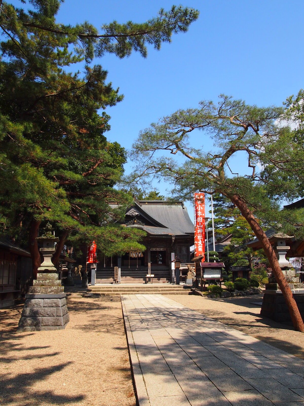 山神社の参道と社殿