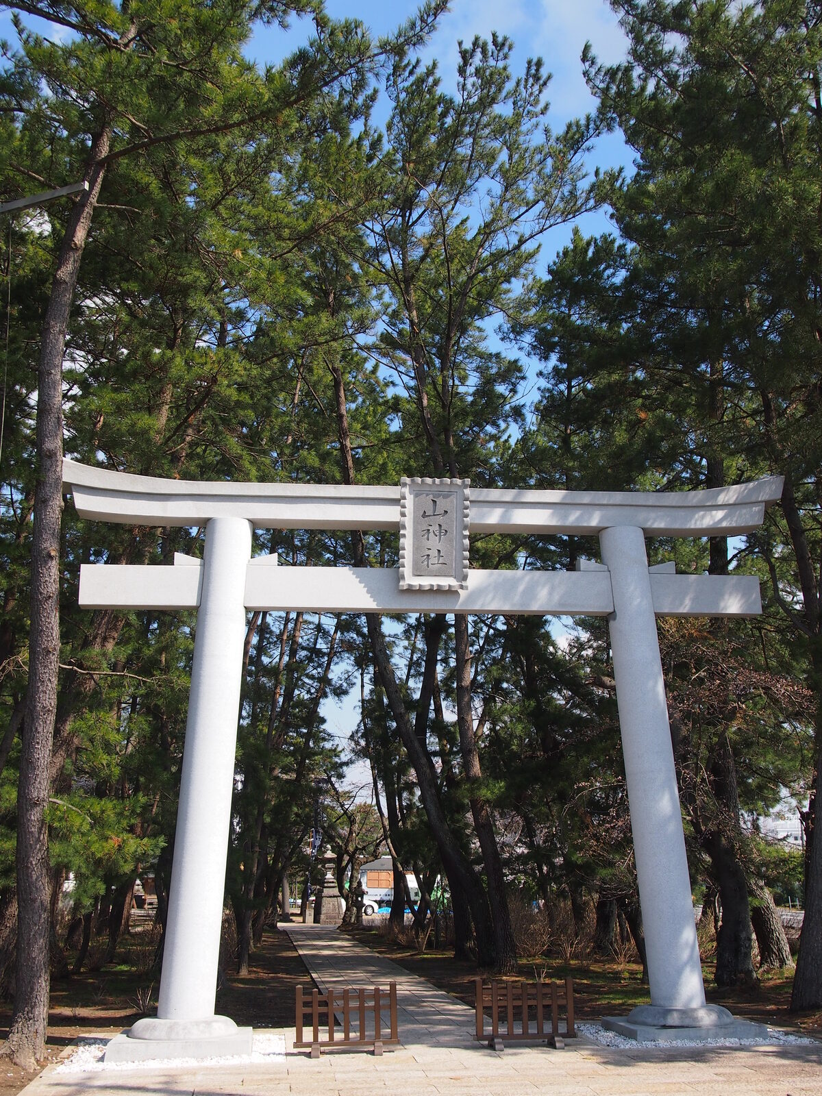 山神社の一の鳥居と参道
