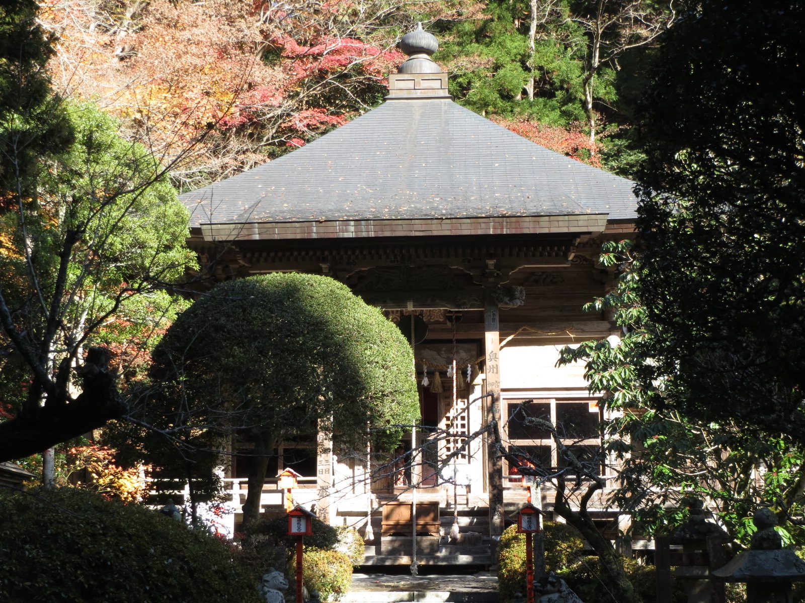 登米市津山町柳津にある柳津虚空蔵尊の本堂と紅葉した木々
