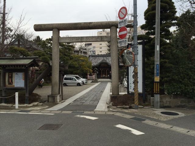 八剱八幡神社の石鳥居と参道