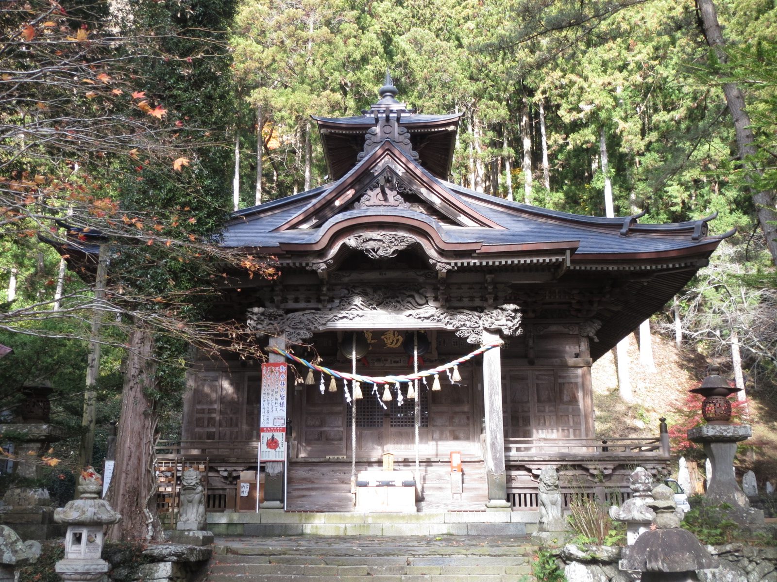 横山不動尊の本堂、津山杉の山麓に佇む社殿