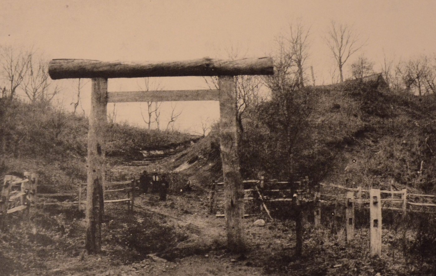 1919年頃撮影の義経神社の丸太鳥居