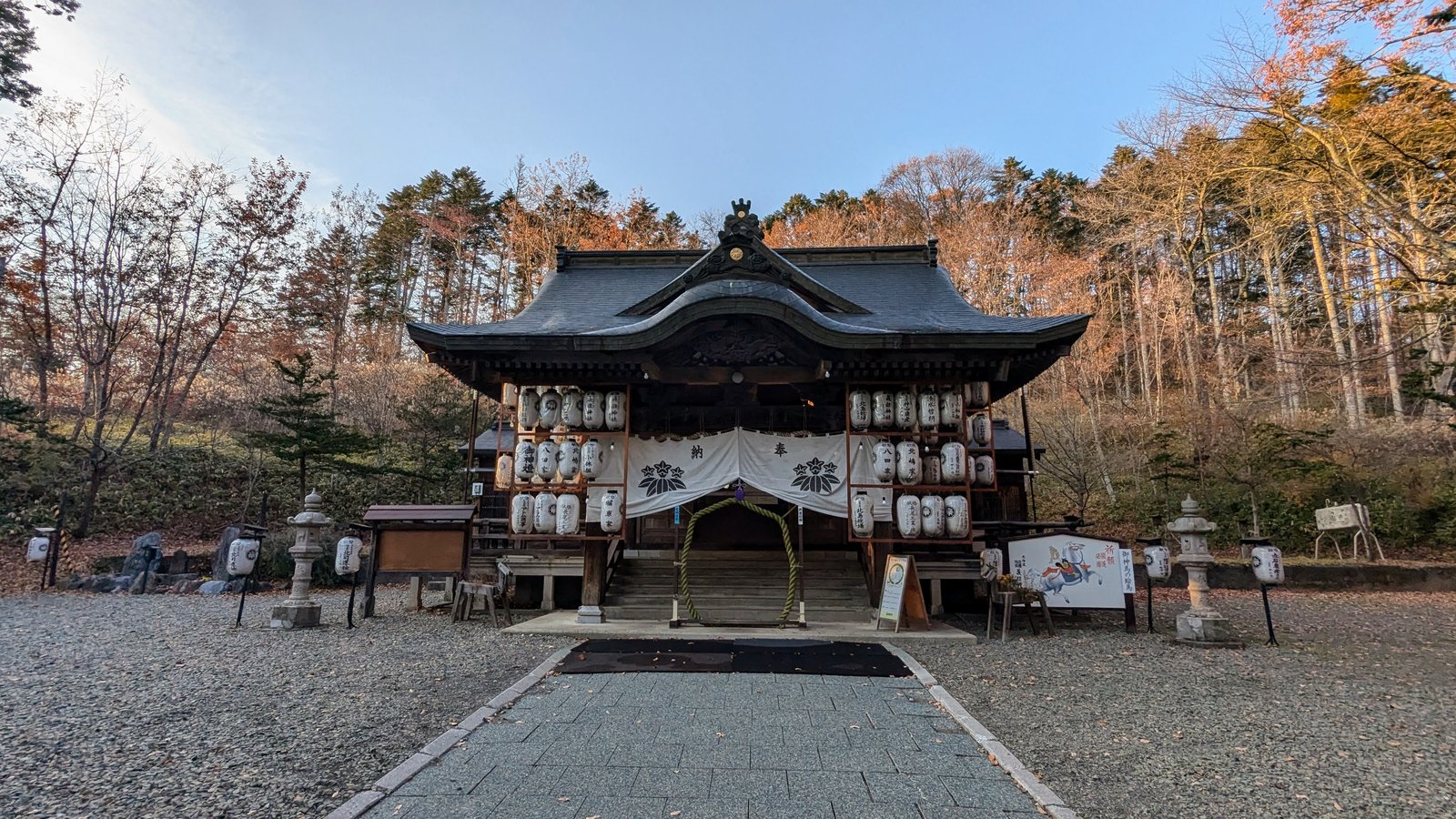 紅葉の平取町義経神社、提灯が並ぶ社殿正面