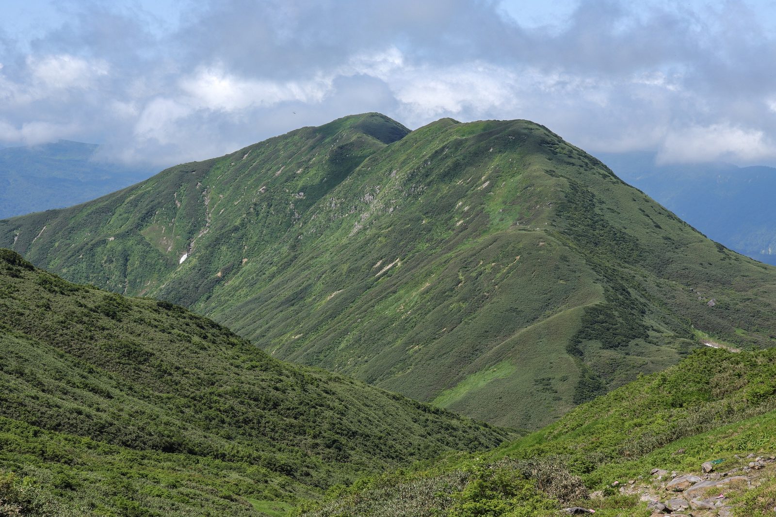 湯殿山の稜線と緑豊かな山肌
