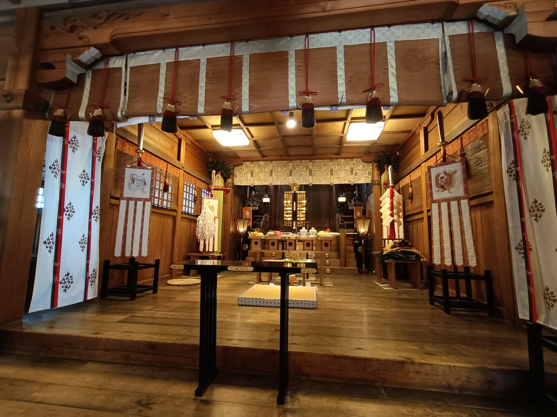 湯倉神社の本殿へと続く拝殿の内部