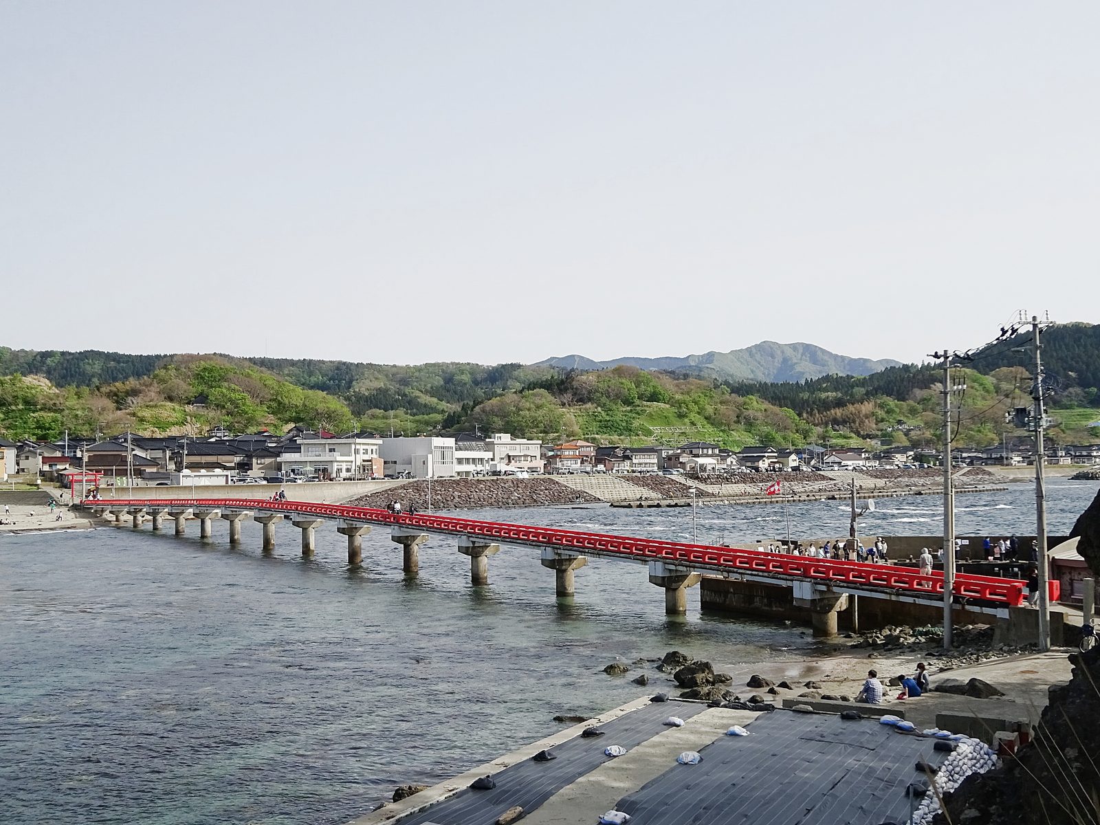 由良海岸から朱塗りの橋で結ばれた白山島の全景