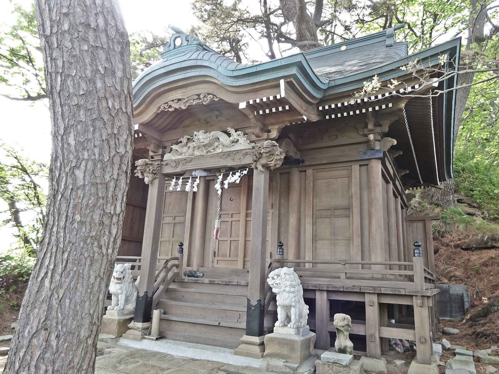 石段の頂上に鎮座する白山神社の社殿