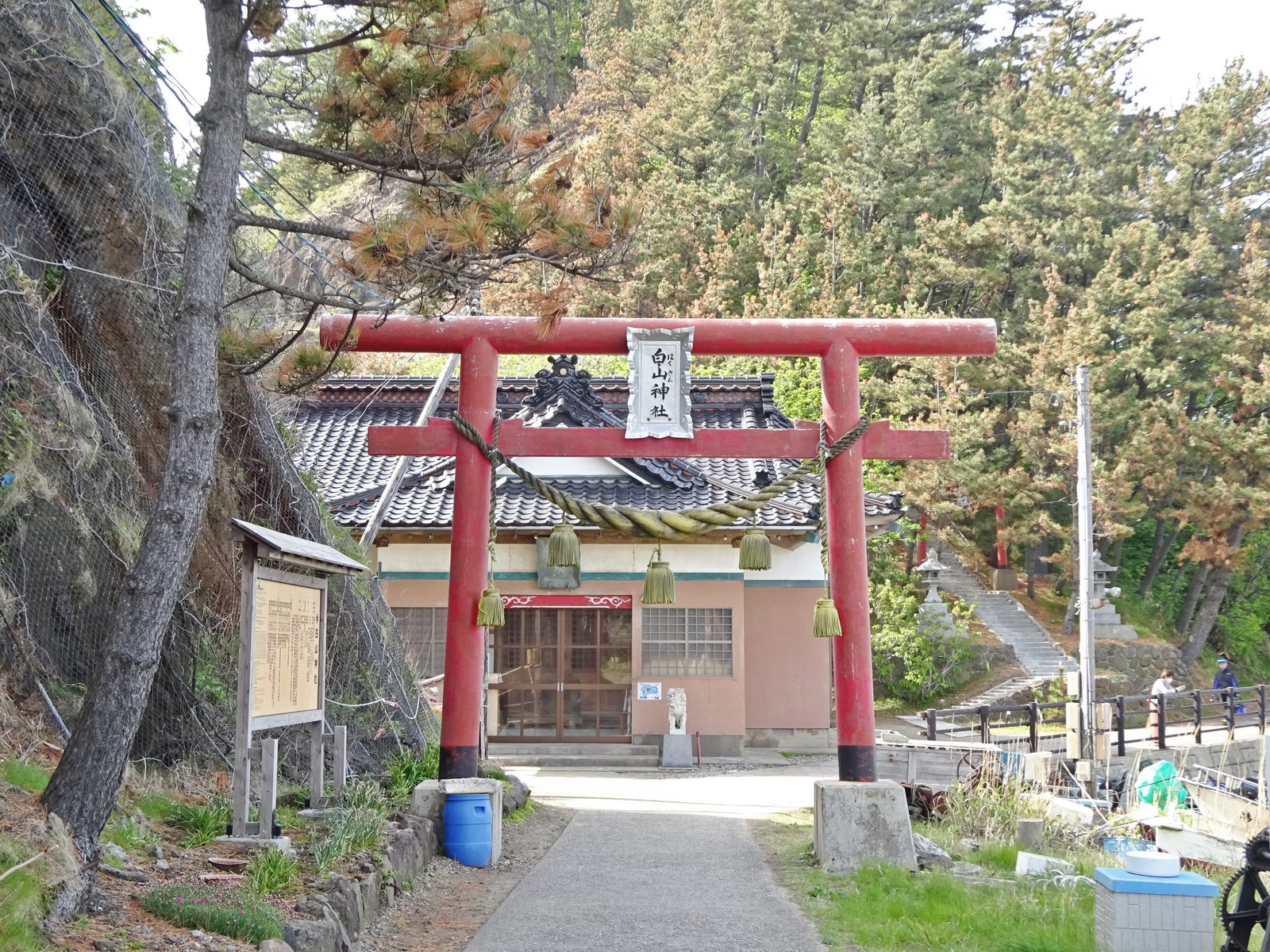白山神社の朱色の鳥居