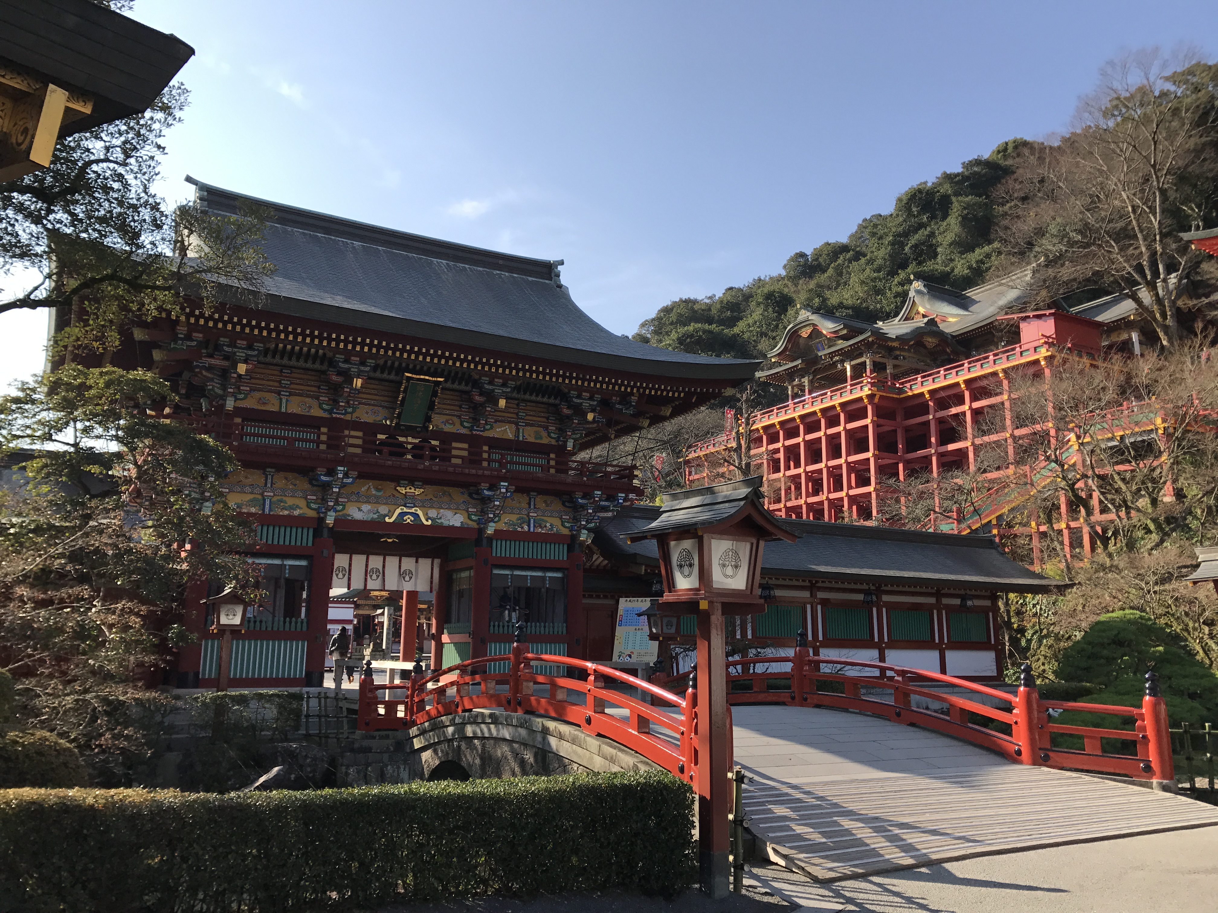 佐賀県鹿島市、祐徳稲荷神社の朱塗りの楼門と太鼓橋、奥に見える懸造りの本殿