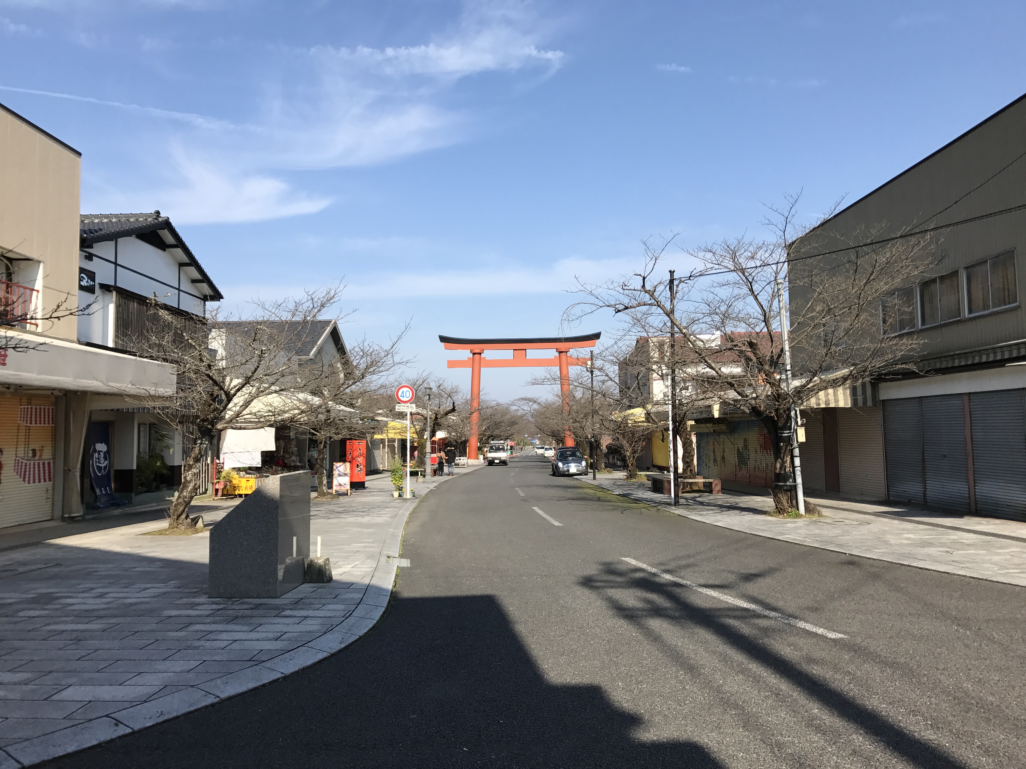 祐徳稲荷神社門前商店街から大鳥居を望む参道の様子