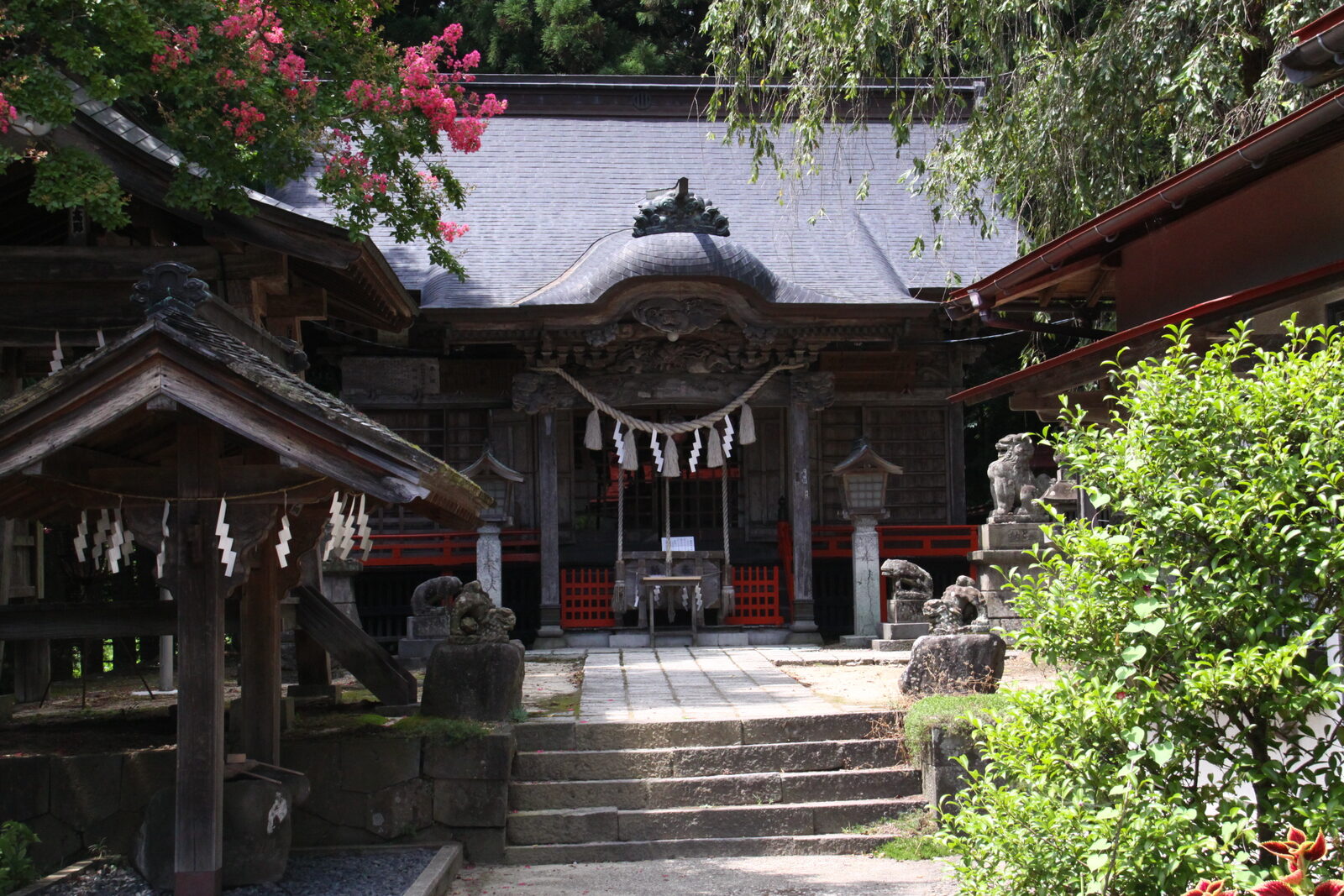 紅葉に彩られた蔵王刈田嶺神社 里宮の拝殿と注連縄