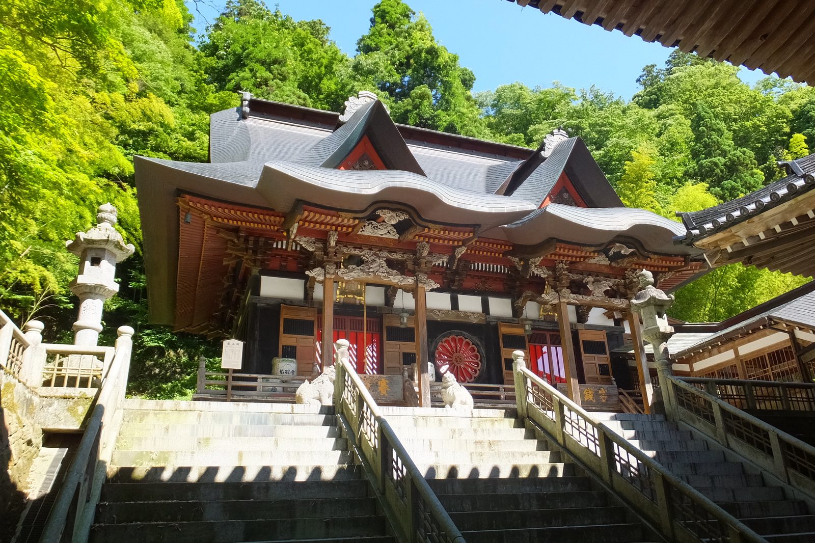善宝寺龍王殿の亀甲葺き八棟造りの社殿