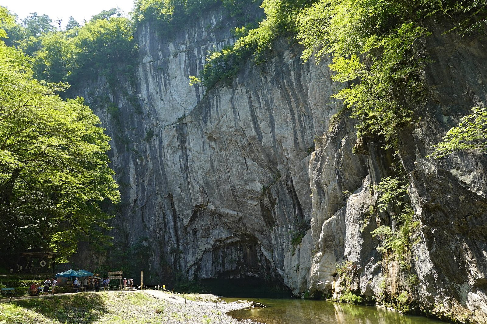 猊鼻渓、高さ124mの大猊鼻岩と運玉を投げ入れる岩穴