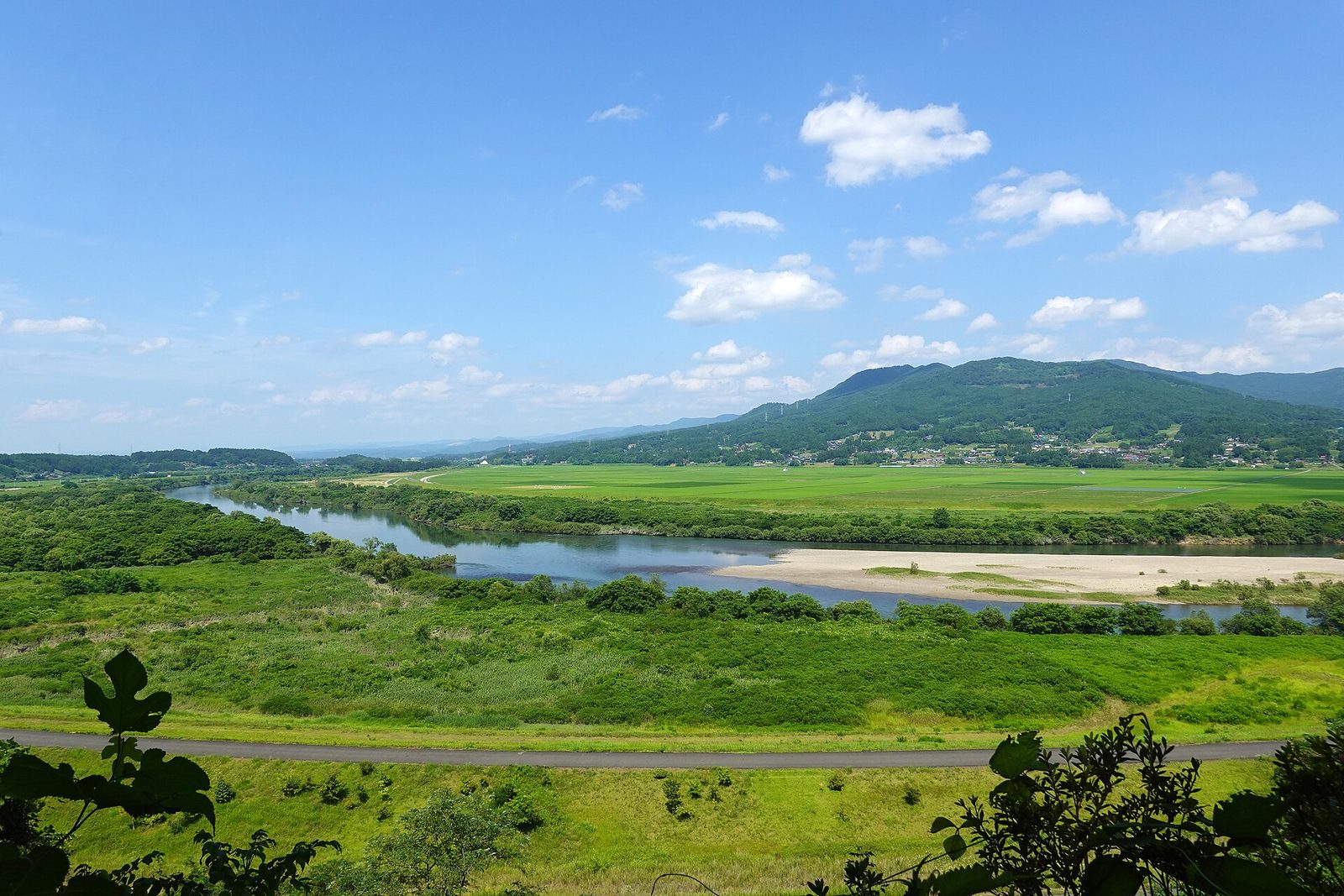 高館義経堂から望む北上川