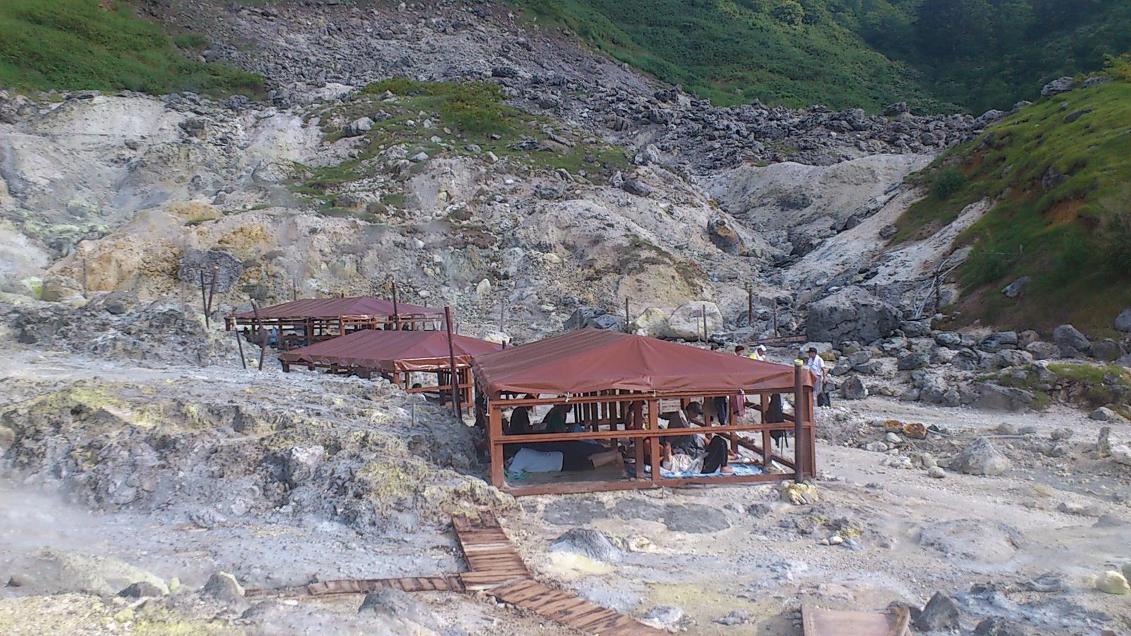 玉川温泉の天然岩盤浴、ゴザを敷いて横になれる屋根付きの休憩スペース