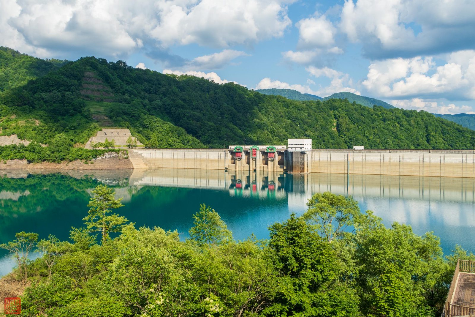 宝仙湖の瑠璃色の湖面と玉川ダム