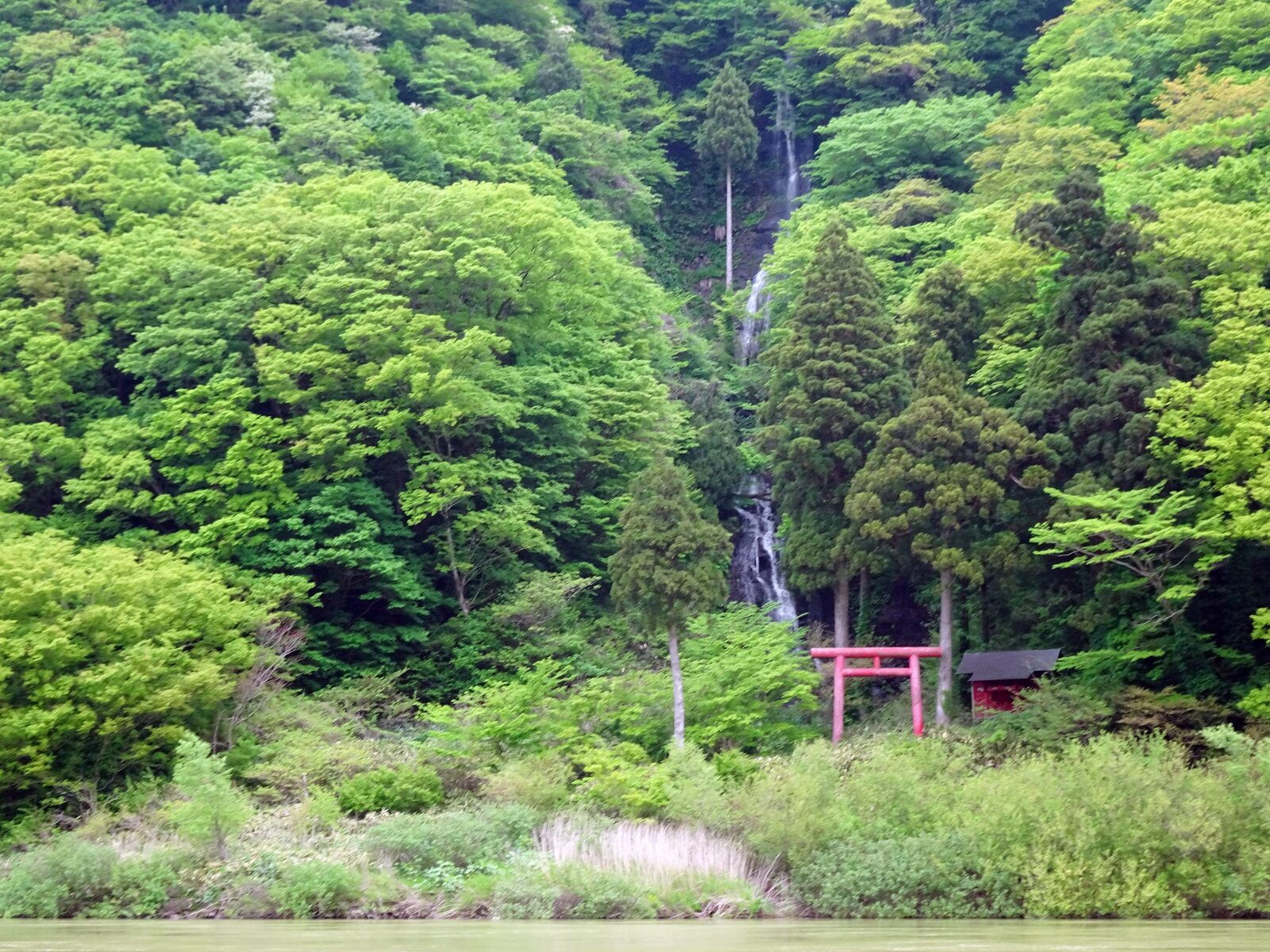 最上峡にある落差120mの白糸の滝