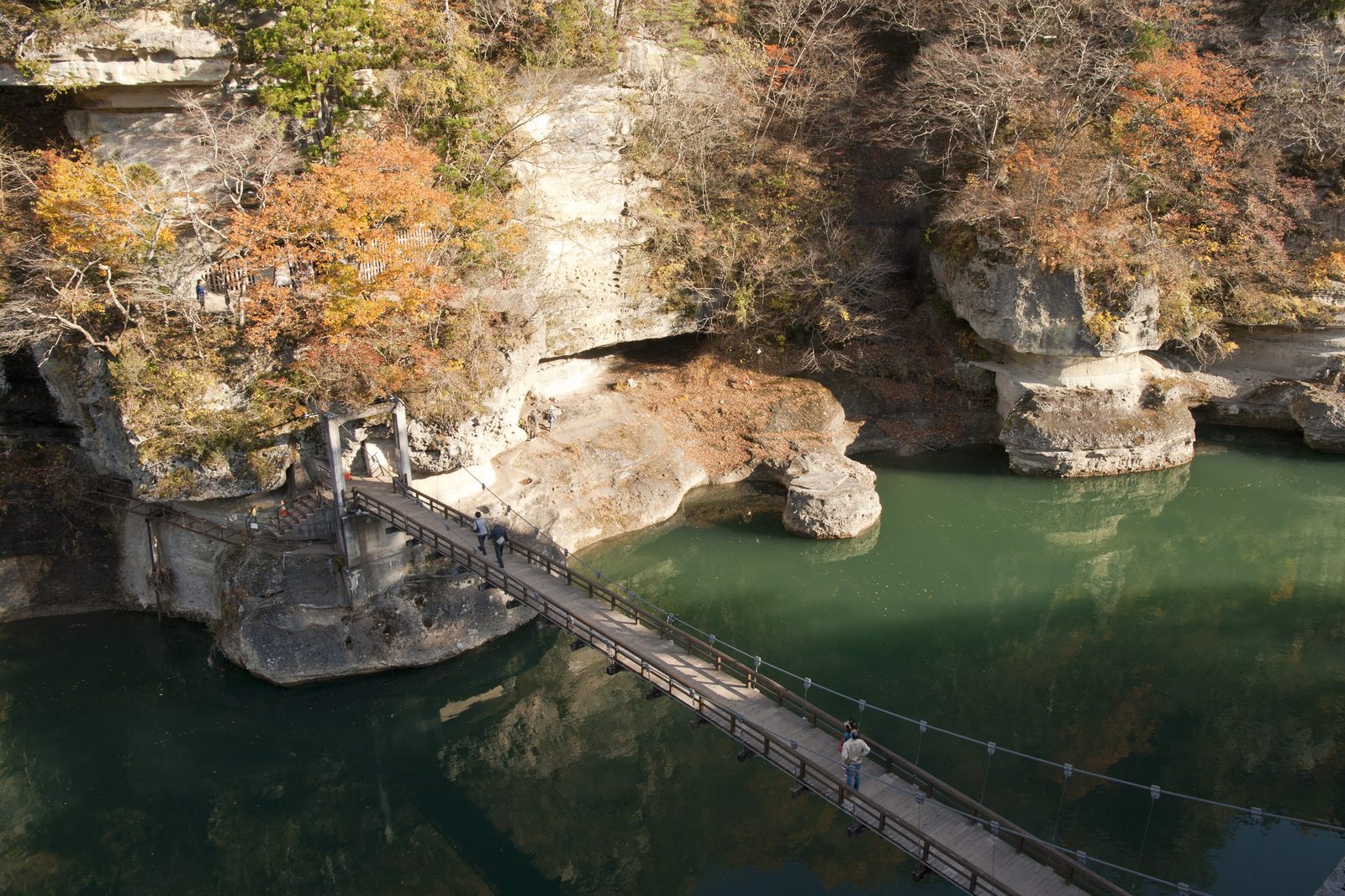 塔のへつりの吊り橋「藤見橋」を渡る観光客