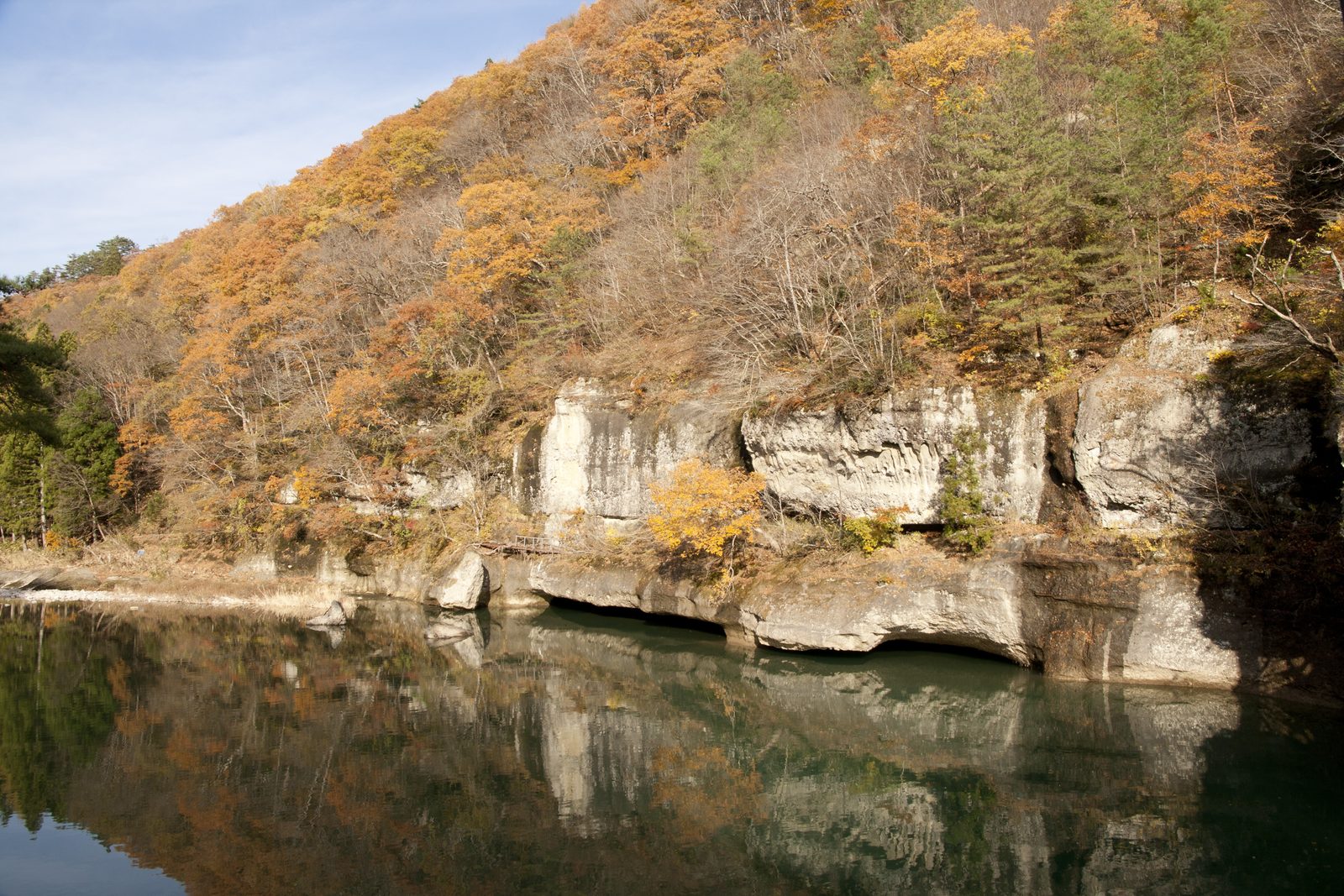 塔のへつりの奇岩群と大川の水面に映る紅葉