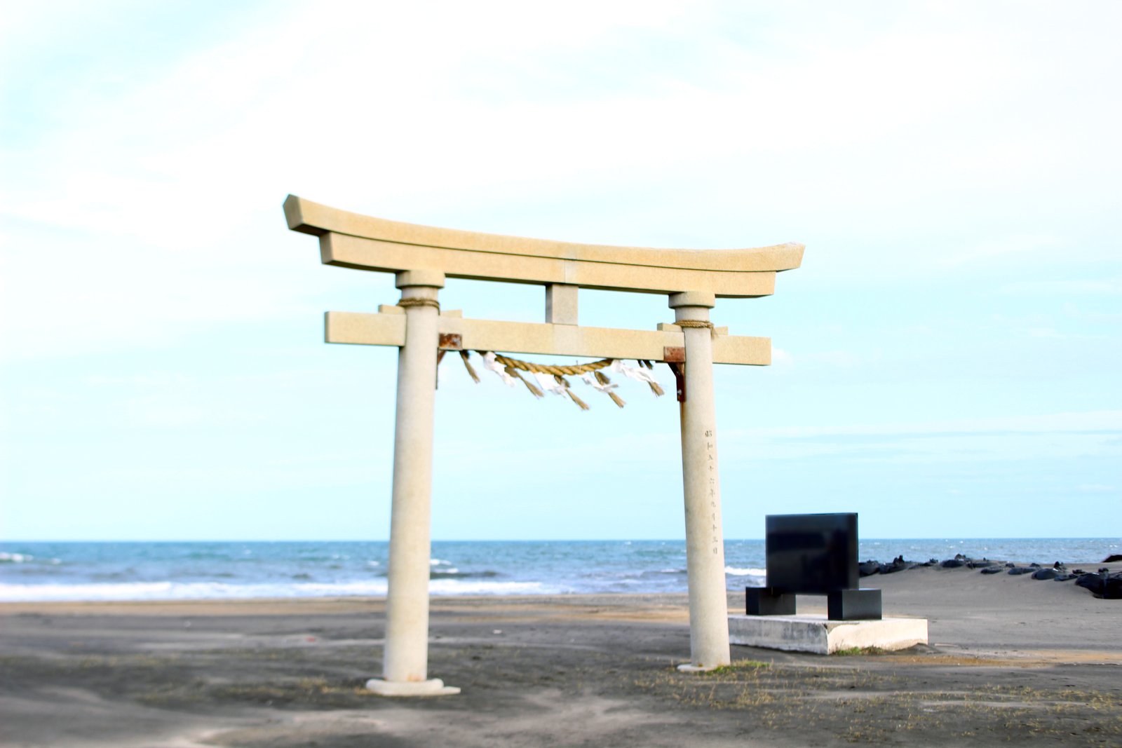 釣ヶ崎海岸の鳥居と太平洋