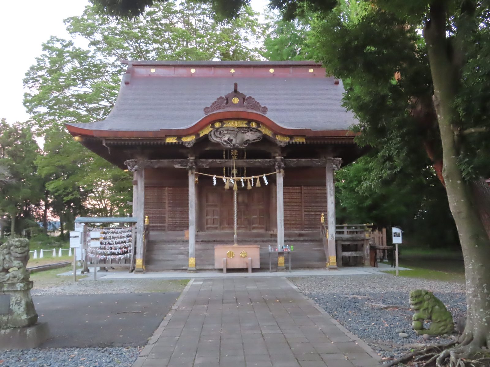 登米市佐沼の津島神社、極彩色の彫刻が施された本殿