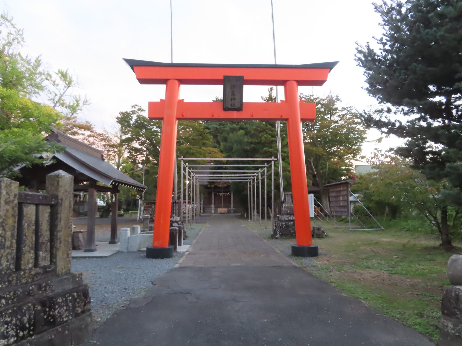 津島神社の朱塗りの大鳥居と本殿まで続く参道